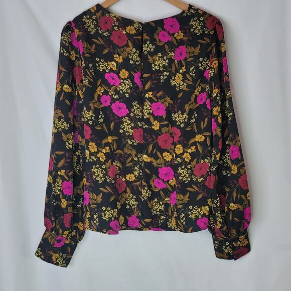 ASTR- Black with floral print- tie front top- size Large - Picture 5 of 9